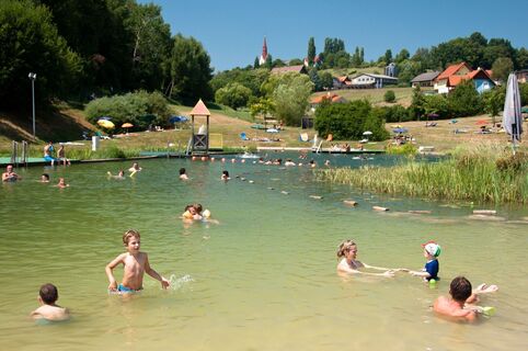 Kinder im Naturschwimmbad Jagerberg