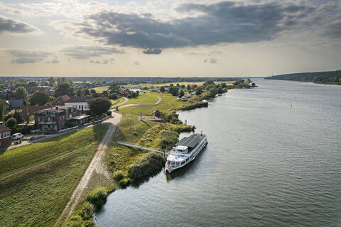 Fahrgastschiff "Lüneburger Heide" auf der Elbe bei Artlenburg
