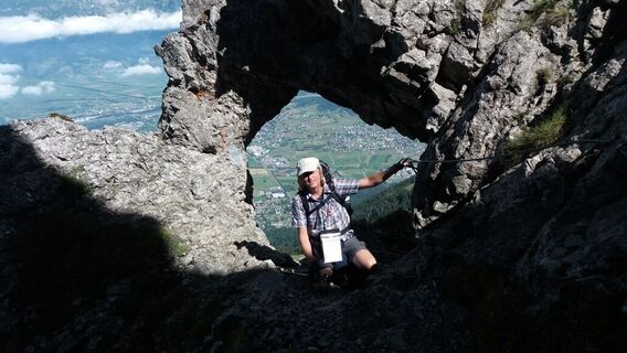 Durch's riesige Felsentor zum nächsten Gipfel.