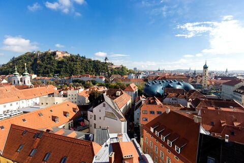 Blick auf die Dächerlandschaft von Graz