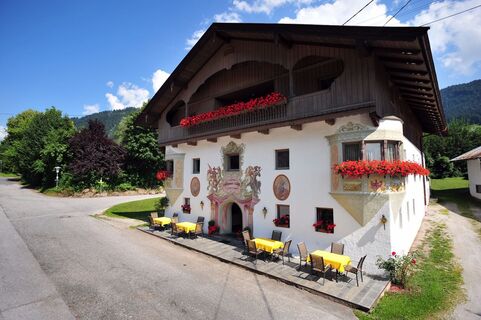 Gasthaus-Roessl-Lanzinger-Muehltal-7-Itter-Front-Sommer.jpg