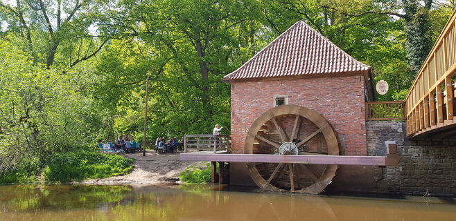 Die Wassermühle Eitzmühlen mit Besuchern an der Oste