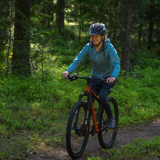 Der Mertalampi Trail und der Verbindungsweg führen eine Weile gemeinsam auf demselben Pfad.