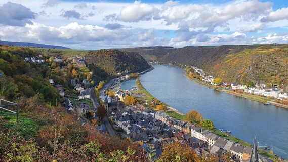 Blick vom Wackenberg bei Biebernheim auf St. Goar und die Burgen Rheinfels und Maus