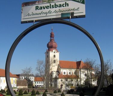 Die Jakob Prandtauer Kirche in Ravelsbach mit angeschlossenem Barockgarten