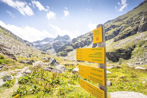 Wegweiser zur Hütte von Ambin und weiter Blick ins Ambin-Tal