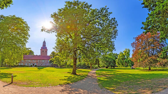 Zevener Stadtpark mit Museum Kloster Zeven im Hintergrund