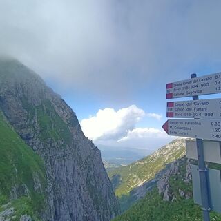 An der Gabelung, im Hintergrund das Alpago und der Lago di S. Croce