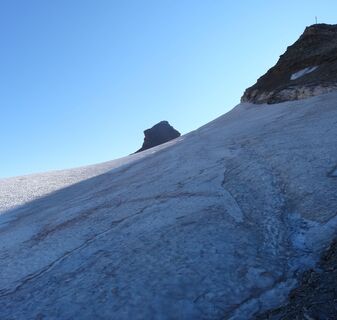 Beginn der Gletscherüberquerung mit dem Mettelhorn im Hintergrund