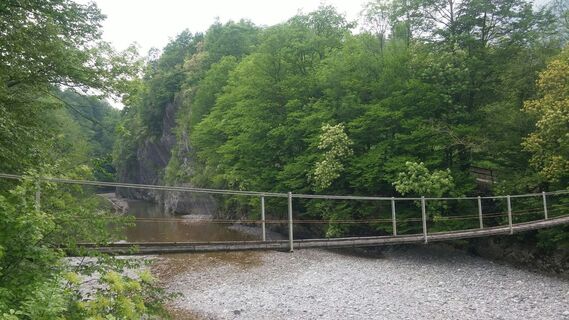 Hängebrücke über die Nadiža