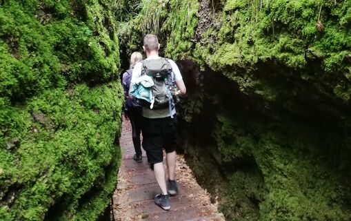 Wanderer zwischen den Felswänden in der Drachenschlucht im Mariental bei Eisenach