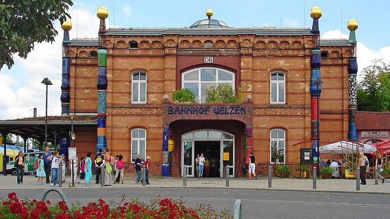 hundertwasser-Bahnhof Front