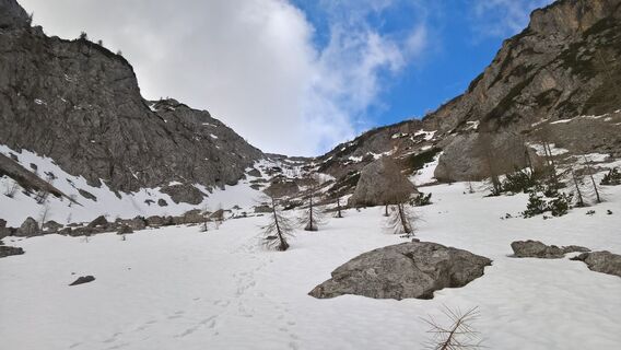 Altschnee im Kar