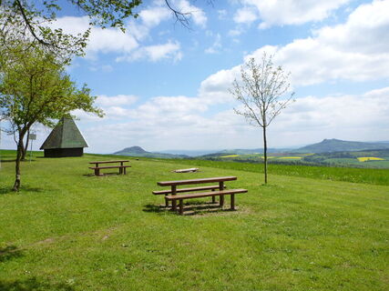 Blick von der Spitzhütte auf Hohenhewen und Hohenkrähen