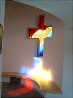Glaskreuz in der Dorfkapelle