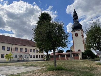 Kirche und ehem. Gemeindehaus Berkach