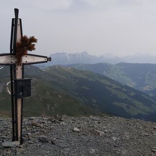 Hochkogel 2.249 m - mit Gipfelkreuz und Bergpanorama