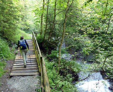 Der erste, 40-minütige Abschnitt führt auf dem Wasserfallweg zum Annencafe.
