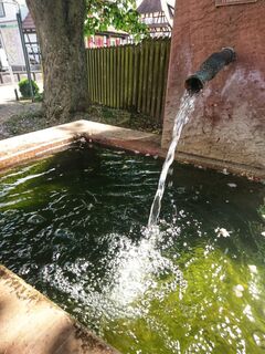 Am Startpunkt plätschert dieser Brunnen