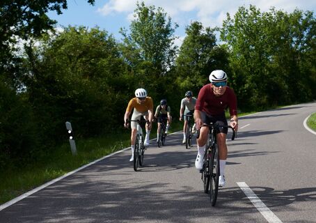 Radfahrgruppe bei Abfahrt