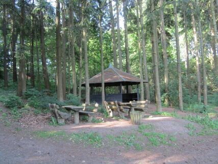 Rastplatz mit Schutzhütte am Ohmbachsee