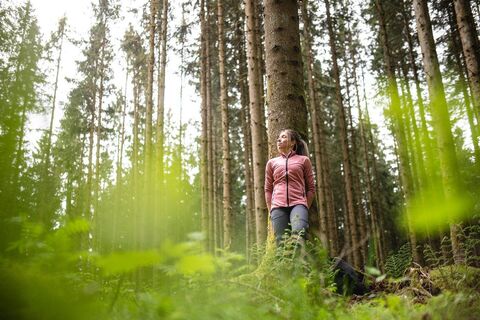 Wanderin mitten im Schönwald