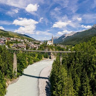 Die Gurlainabrücke über dem Inn bei Scuol.
