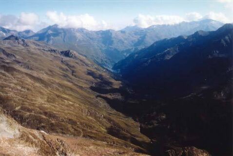 Ausblick vom Gipfelgrat Roter Knopf durch das Gössnitztal 