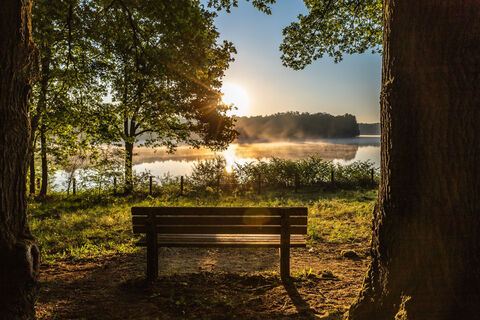 Hullener Stausee Sonnenuntergang mit Bank