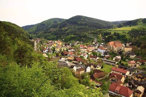 Blick über Weiten mit der Wehrkirche und Urfpfarre hl. Andreas