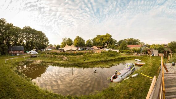 Erhöhte Ansicht auf das Außenareal des Kliemannslandes 