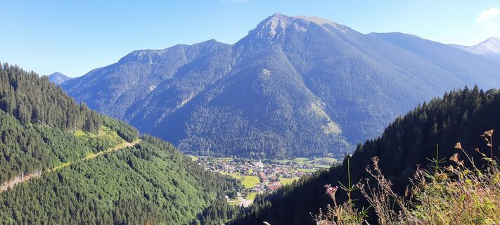 Blick über Bichlbach zur Kohlbergspitze