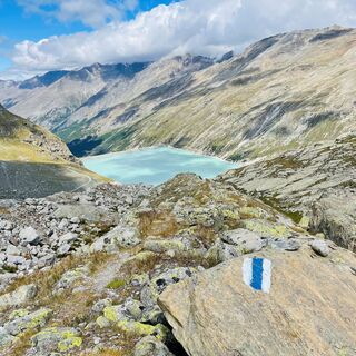 Auf dem Weg mit Mattmarksee im Hintergrund
