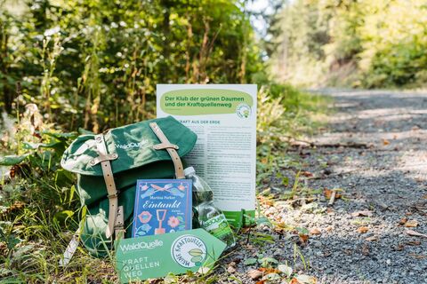 Waldquelle und die Autorin Martina Parker gestalten den Kraftquellenweg unterhaltsam und informativ.
