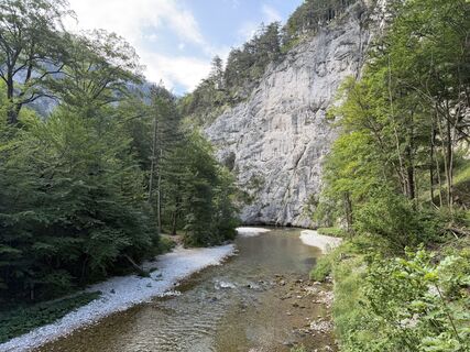 Titelfoto: morgendliches Strandidyll an der Schwarza im Höllental