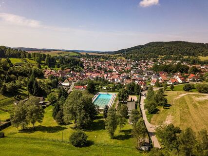 Rundwanderweg Arnsberg - Blick auf das Schwimmbad SteinbachHallenberg
