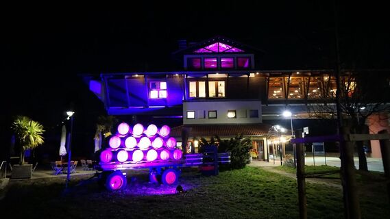 Rosa Leuchten - Haus der Deutschen Weisntraße