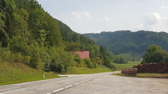 Links: Abzweigung zum Gamsstein