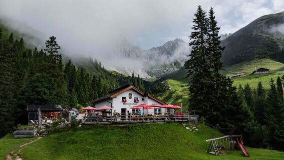 Drohnenaufnahme Wettersteinhütte mit Nebel in den Bergen.jpg