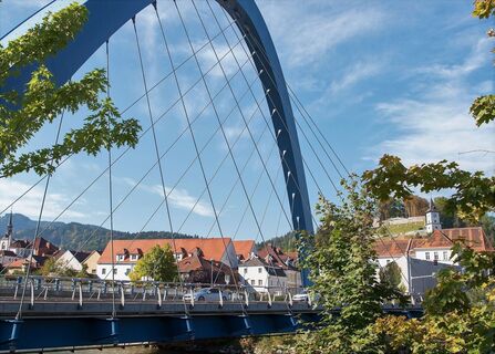 Die Europabrücke mit Blick auf den Brucker Schlossberg