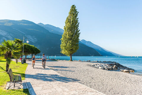 Der Radweg in Torbole, neben dem Strand