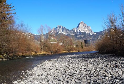 Blick von der Muota zum Mythenmassiv