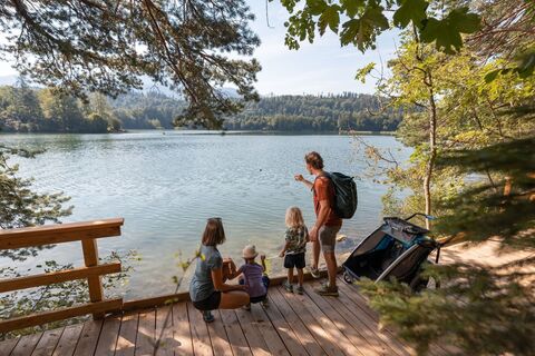 Familie am Steg Reintalersee Kramsach Ferienregion Alpbachtal