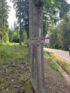 Start ist in Altlohberg am Wanderparkplatz. An der Scheibenstraße (Bild) bei der Abfahrt zum Gasthaus liegt auch die Bushaltestelle.