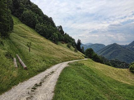 Die Straße öffnet sich hier und da