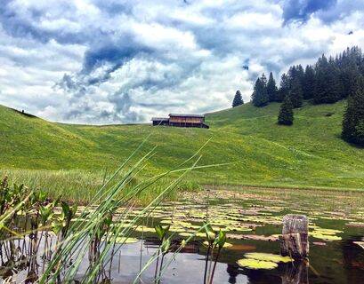 Wie ein Edelstein leuchtet der Stelsersee an einem Sonnentag mit dem Himmel um die Wette.