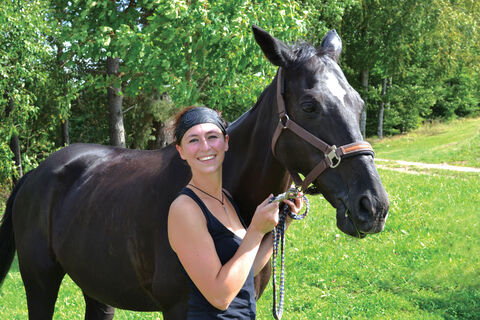 Frau mit Pferd