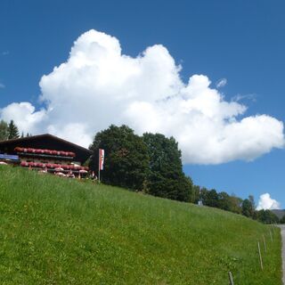 Der Mitterberghof mit seiner Aussichtsterasse ist der Zielpunkt dieser einfachen Bike-Tour.