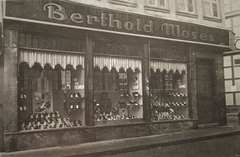 52 - 1928 - 52.02 Schuhhaus Berthold Moses_c_Archiv Adalbert Kursatzky.JPG