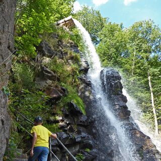 Aufstieg neben dem Wasserfall
